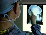 Der Gerichtsmediziner Dr. Robert T. führt die Autopsie an Wendy K. durch und muss feststellen, dass ihre Verletzungen sehr untypisch für einen Autounfall sind... Der Gerichtsmediziner Dr. Robert T. führt die Autopsie an Wendy K. durch und muss feststellen, dass ihre Verletzungen sehr untypisch für einen Autounfall sind...