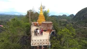Das Team von Medienkontor an der Grenze zu Myanmar: Autor Markus Zwilling (Mitte) Kameramann Roland Gockel (links) und Tonassistent Khaan Braatsch (hinten links).
