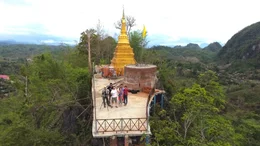 Das Team von Medienkontor an der Grenze zu Myanmar: Autor Markus Zwilling (Mitte) Kameramann Roland Gockel (links) und Tonassistent Khaan Braatsch (hinten links).