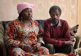 Neu-Opa Ousmane (Bass Dhem) und Oma Mamita (Marie-Philom&egrave;ne Nga) m&uuml;ssen sich erst an das Adoptivkind ihrer Tochter gew&ouml;hnen.