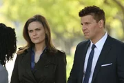 Temperance Brennan (Emily Deschanel, l.); Seeley Booth (David Boreanaz, r.)