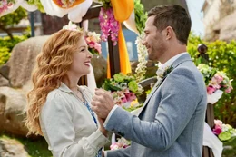 Die Holzhandwerkerin Moriah (Rachelle Lefevre, li.) m&ouml;chte den Leuchtturm in einer franz&ouml;sischen K&uuml;stenstadt restaurieren. Doch dann trifft sie auf Ben (Luke Macfarlane, re.), der andere Pl&auml;ne hat.