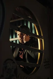 Auf der Flucht findet Castle (Nathan Fillion) ein Handy und hofft nun, Verst&auml;rkung anfordern zu k&ouml;nnen. Doch das ist leichter gesagt als getan ...