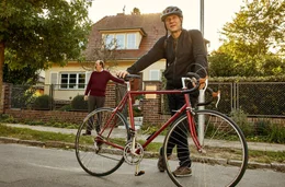 F&uuml;rs Klima: Martin (G&ouml;tz Schubert) hat das Fahrrad aus dem Keller geholt.