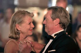 Helga (Jutta Speidel) tanzt mit ihrem Verehrer Lothar (Hansi Kraus).