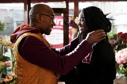 Salimata (Aissa Maiga) hat in Paris einen Blumenladen er&ouml;ffnet. Au&szlig;erdem haben sie und ihr Mann Paul (Lucien Jean-Baptiste) die Nachricht erhalten, dass ein Adoptivkind auf sie wartet.