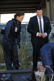 Temperance Brennan (Emily Deschanel, l.); Seeley Booth (David Boreanaz, r.)