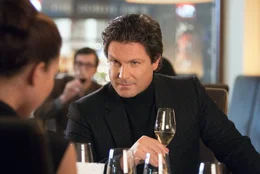 Chantal Palmers (Zora Holt) erteilt Christoph Baumgartner (Francis Fulton-Smith) und seinem Heiratsantrag eine Abfuhr, denn er sucht ja nur eine Mutter f&uuml;r das Baby Rosi.