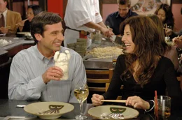In der Verk&auml;uferin Trish (Catherine Keener, r.) hat Andy (Steve Carrell, l.) endlich eine Frau gefunden, mit der er sich so etwas wie eine Beziehung vorstellen kann ...