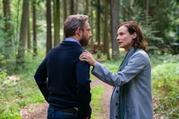 Rachel (Diane Kruger) wendet sich vertrauensvoll an ihren Mossad-Verbindungsmann Thomas Hirsch (Martin Freeman), der sich bisher immer f&uuml;r sie eingesetzt hat.
