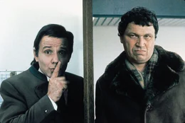 Der leicht naive Gabelstaplerfahrer Ferdinand Weitel (Gerhard Polt, rechts) hat sich am Rosenmontag zahllose Versicherungspolicen aufschw&auml;tzen lassen, die er nie im Leben brauchen wird und die er zudem gar nicht alle bezahlen kann. Also macht er sich auf den Weg zur Zentrale der Versicherung, um seine Policen zu k&uuml;ndigen. Allerdings herrscht in den B&uuml;ros bereits feuchtfr&ouml;hliche Fastnachtslaune. Niemand f&uuml;hlt sich f&uuml;r Ferdinands Problem zust&auml;ndig.Der Versicherungsvertreter Arno von Mehling (Nikolaus Paryla, links), der finanziell v&ouml;llig am Ende ist, will seine Provisionen nicht verlieren und versucht daher, Weitel aus dem Weg zu gehen.