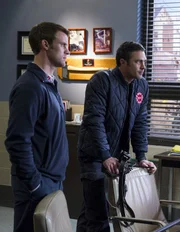 Kelly Severide (Taylor Kinney, r.) und Matthew Casey (Jesse Spencer) sind bei der Untersuchung des letzten Einsatzortes auf die wahren Gr&uuml;nde gesto&szlig;en, warum zwei Restaurants abgebrannt sind.