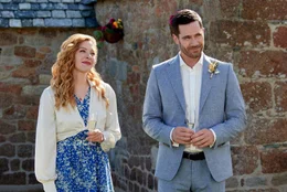 Die Holzhandwerkerin Moriah (Rachelle Lefevre, li.) m&ouml;chte den Leuchtturm in einer franz&ouml;sischen K&uuml;stenstadt restaurieren. Doch dann trifft sie auf Ben (Luke Macfarlane, re.), der andere Pl&auml;ne hat.