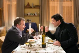 Bei einem gemeinsamen Essen in der Wohnung von Kurt planen sie, Kurt Schollwer (Fritz Wepper) und Christoph Baumgartner (Francis Fulton-Smith, re.), eine Babysitterin f&uuml;r das Findelkind Rosi zu engagieren.