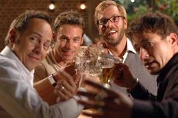Das nennt man wahre Freundschaft! Ulf (Moritz Lindbergh, l.), Stefan (Dominic Boeer, 2.v.r.) und Karl (Jan Sosniok, r.) helfen Adam (Marco Girnth, 2.v.l.), hinter das Geheimnis eines "wahren Orgasmus'" zu kommen.
