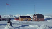 Ny-&Aring;lesund auf Spitzbergen ist die n&ouml;rdlichste Siedlung der Welt. Die H&auml;user sind gr&ouml;&szlig;tenteils Forschungsstationen, die Bewohner Wissenschaftler.