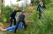 Nele Fehrenbach (Floriane Daniel, l.) versucht zu verhindern, dass Paul Schott (Tim Wilde, r.) die in Folie verpackte Leiche zu Gesicht bekommt. Als Paul Schott die Tote erkennt, ger&auml;t sein Leben aus den Fugen.