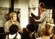 Caroline (Karen Grassle, stehend) muss mit Entsetzen feststellen, dass Abel McKay (Dirk Blocker, l.) weder schreiben noch lesen kann.