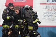 Chicago Fire Feuerwerke - Fireworks Staffel 1, Episode 18 Gerettet: Joe Minoso als Joe Cruz, Jesse Spencer als Matthew Casey