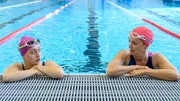 Kriminalhauptkommissarin Karoline Joost (Nike Fuhrmann, r.) ermittelt im Schwimmverein der Toten. Nachwuchsschwimmerin Leonie (Calypso Oellerich, l.) scheint mehr zu wissen, als sie preisgibt, h&auml;lt sich jedoch bedeckt. Um ihr Vertrauen zu gewinnen, nimmt Karo selbst am Training teil. K&ouml;nnte Leonie entscheidende Hinweise liefern? Welche Informationen h&auml;lt sie zur&uuml;ck?