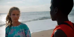 Claire (Zita Gaier) freundet sich mit dem Fl&uuml;chtling Amram (Gedion Oduar Wetasa) an.