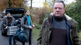 Das Ermittlertrio Wallat (Peter Kurth, re.), Lisa (Tinka F&uuml;rst) und Eric (Simon Schwarz) &uuml;bernehmen die Observierung den als nach wie vor gef&auml;hrlich eingestuften Kinderm&ouml;rder und Ex-H&auml;ftling Hagenow.