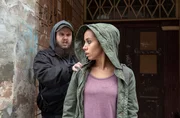 In der Drogenszene geht es ruppig zu. Meryem (Kristin Alia Hunold, r.) wird in einem Hauseingang von einem Dealer (Komparse, l.) angegriffen, bei dem Nick noch Schulden hat.