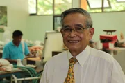 Prof. Dr. Jivacate Therdchai von der Universit&auml;t Chiang Mai gilt als Erfinder der ersten Beinprothese f&uuml;r einen Elefanten.