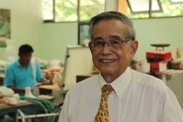 Prof. Dr. Jivacate Therdchai von der Universit&auml;t Chiang Mai gilt als Erfinder der ersten Beinprothese f&uuml;r einen Elefanten.