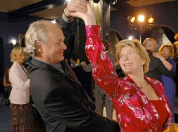 ARD HEUTE F&Auml;NGT MEIN LEBEN AN, Deutschland 2006, Regie Christine Kabisch, am Freitag (16.08.13) um 20:15 Uhr im Ersten. Der lebenslustige Pastor Kristensen (Michael K&ouml;nig) macht Hedi (Christiane H&ouml;rbiger) den Hof.