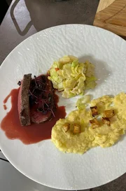 Tims Hauptgang: Hirschrücken mit Vanille-Chilli-Spitzkohl, Kartoffel-Sellerie-Stampf und Portweinjus.