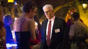 D.B. Russell (Ted Danson, r.) befragt in einem Club einen  "Rubber Doll"-Anh&auml;nger (Darsteller unbekannt). Schnell stellt sich heraus, dass Neid und Missgunst in der Szene keine Seltenheit sind...