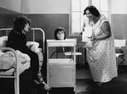 Die junge Hexe Saxana (Petra Cernock&aacute;) hat Honza Bl&aacute;ha (Jan Hrus&iacute;nsky) k&ouml;rperlos gezaubert, nur sein Kopf ist zu sehen - dies ruft Verwunderung hervor.