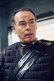 Colonel Grat (Dean Stockwell) ist überzeugt, dass Captain Archer ihm Informationen über die Suliban vorenthält ... Colonel Grat (Dean Stockwell) ist überzeugt, dass Captain Archer ihm Informationen über die Suliban vorenthält ...