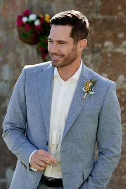 Ben (Luke Macfarlane) trifft auf die Holzhandwerkerin Moriah, die den Leuchtturm in einer franz&ouml;sischen K&uuml;stenstadt restaurieren will. Doch er hat andere Pl&auml;ne...