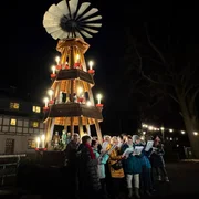 An jedem Adventssonntag organisieren die Steinbacher rund um ihre Dorfpyramide einen Adventsmarkt und nat&uuml;rlich wird immer miteinander gesungen.