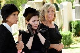Die Freundinnen Maria (Uschi Glas, li.), Kiki (Hannelore Elsner, Mitte) und Helga (Jutta Speidel) auf dem Friedhof.