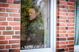Wallat (Peter Kurth, li.) l&auml;sst das Schicksal von Ole nicht los.