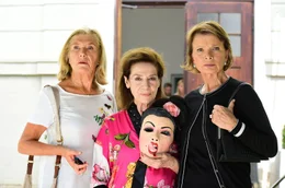 Die Freude h&auml;lt sich in Grenzen, nachdem sich die alten Jugendfreundinnen Helga (Jutta Speidel, li.), Kiki (Hannelore Elsner, Mitte) und Maria (Uschi Glas) nach Jahrzehnten wieder sehen.