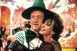 Die Mitarbeiter der Versicherung, Winfried Deutelmoser (Karl Obermayr) und Gerda Jessike (Helena Rosenkranz) erfahren bei dem firmeninternen Faschingsball "Traumpolice", dass sie und viele andere wegen "chronischen Leistungsmangels" bald entlassen werden.