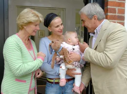 ARD HEUTE F&Auml;NGT MEIN LEBEN AN, Deutschland 2006, Regie Christine Kabisch, am Freitag (26.08.11) um 20:15 Uhr und am Sonntag (28.08.11) um 15:00 Uhr im Ersten. Leonie (Denise Zich, Mitte) geht wieder arbeiten, derweil Mutter Hedi (Christiane H&ouml;rbiger) und Vater Johannes (Walter Kreye) sich um den Nachwuchs k&uuml;mmern.