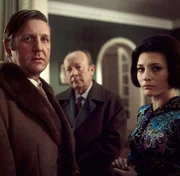 Kommissar Keller befragt Celia Alberti, denn sie muss einige Dinge wissen, die Licht in die dunkle Aff&auml;re bringen k&ouml;nnten (V.l.: Herbert Mensching, Erik Ode, Christine Wodetzky).