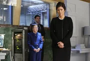 Nachdem U.S. Ambassador Nancy Kelly (Julie Chen, r.) einem Anschlag von Terroristen entkommen ist, beauftragt Hetty (Linda Hunt, l.) Callen und Sam mit einer gef&auml;hrlichen Mission, um ein wichtiges Beweisst&uuml;ck zu sichern ...