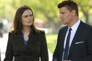 BU: Dr. Temperance "Bones" Brennan (Emily Deschanel) und Special Agent Seeley Booth (David Boreanaz)BB: achte Staffel, OT: The Patriot in the Purgatory Bones_Ep714_The_Patriot_in_Purgatory_sc_27_0028