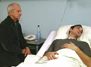 MDR Fernsehen IN ALLER FREUNDSCHAFT FOLGE 273, "Am seidenen Faden", am Dienstag um 11:40 Uhr. Kurt Hoffmann (Philipp Sonntag, li.) und sein Sohn Markus (Harry Blank, re.) haben seit dem Tod der Mutter ein gest&auml;rtes Verh&aacute;ltnis.