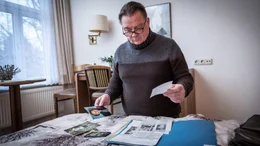 Auf der Suche nach dem vermissten Jungen taucht Wallat (Peter Kurth) noch mal in fr&uuml;here F&auml;lle ein.