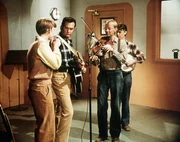 Am fr&uuml;hen Morgen tritt Jason (Jon Walmsley, l.) mit Bobby Bigelow (Mayf Nutter, 2.v.l.) in einer Radiosendung auf.