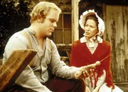 Caroline (Karen Grassle, r.) bringt Abel McKay (Dirk Blocker, l.) Lesen und Schreiben bei.