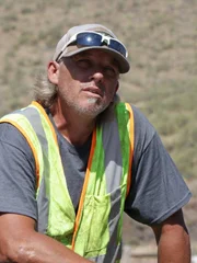 Miah tr&auml;gt eine Sonnenbrille &uuml;ber seinem Hut