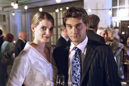 Kai (Rapha&euml;l Vogt, r.) und seine Verlobte Benita von Au (Rike Schmid, l.).